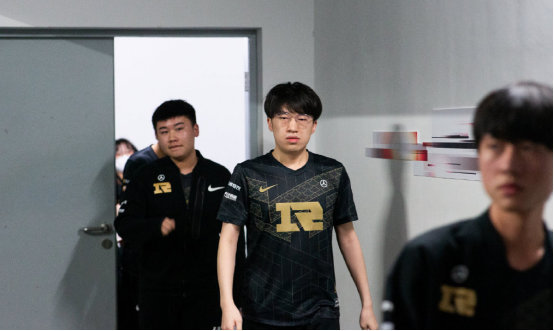 相对队友优 相对队友优